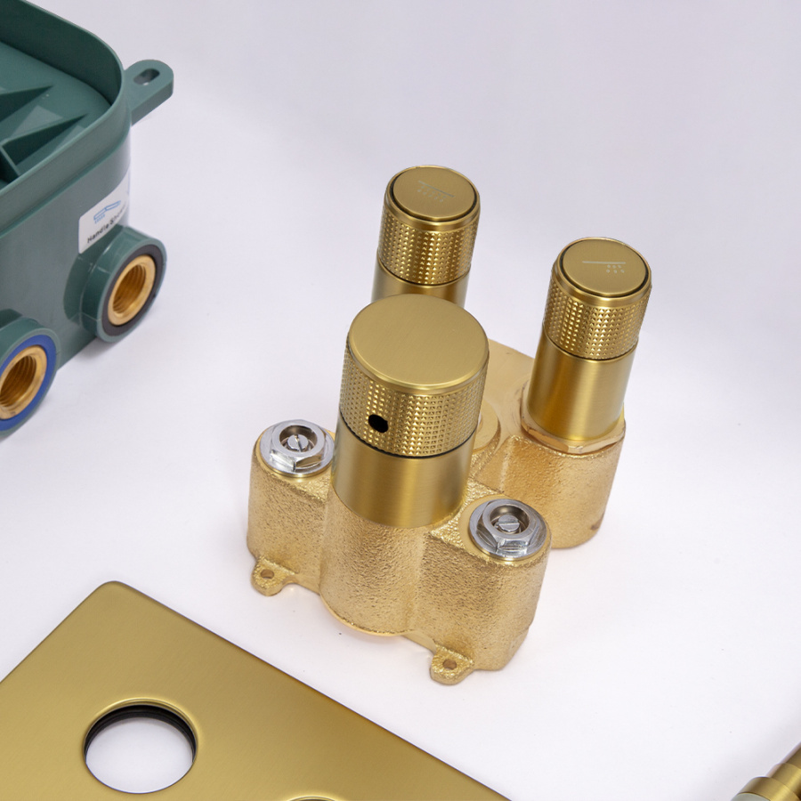 Душевой комплект AVS Luxury 3в1 квадратный, брашированное золото Душевой комплект AVS Luxury 3в1 квадратный, брашированное золото